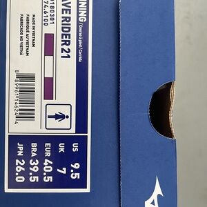 Mizuno Wave Rider 21 in dark purple and white